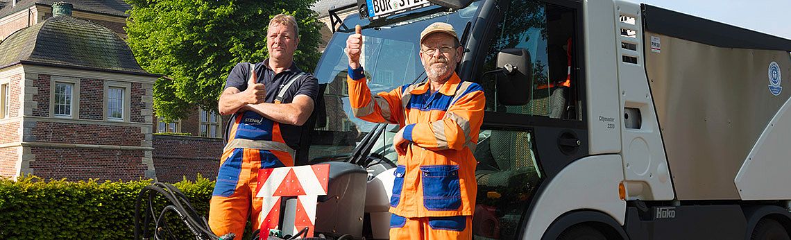 Mitarbeiter von Stenau vor Kehrmaschine