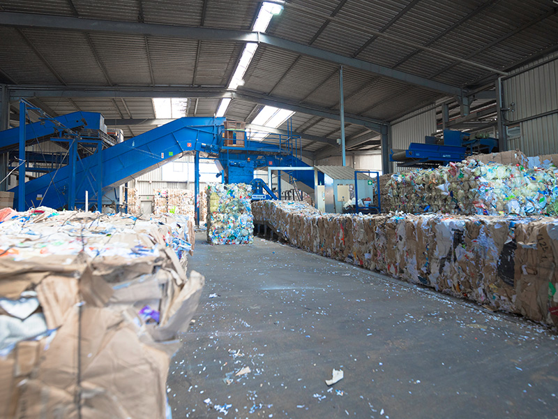 große Sammlung von Altpapier in Würfeln